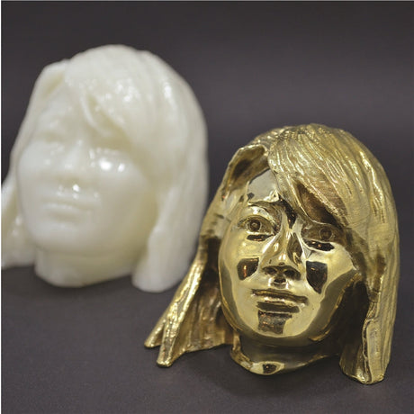 利用PolyCast的3D列印線材進行酒精拋光能夠幫助你用3D印表機列印出能夠在鑄造時完全燒熔的物件以確保擁有乾淨的模具，讓最後鑄造成型的金屬零件能有非常高的精緻度。這次我們使用人像去製作，最後成品效果非常細緻。