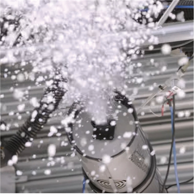 Snow Business是製雪和冬天效果的世界領先者。該公司開發了用於電影和電視行業的落雪機。使用Ultimaker 3D列印機進行原型設計，功能性測試和製造落雪機的最終零件。內部的3D打印明顯加快的設計過程，並節省大量的成本。