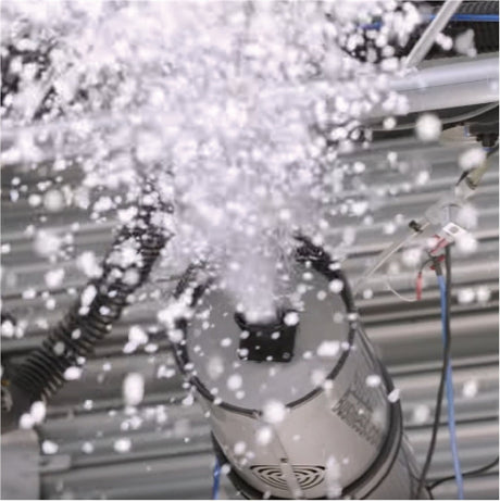 Snow Business是製雪和冬天效果的世界領先者。該公司開發了用於電影和電視行業的落雪機。使用Ultimaker 3D列印機進行原型設計，功能性測試和製造落雪機的最終零件。內部的3D打印明顯加快的設計過程，並節省大量的成本。