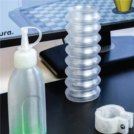 PP（聚丙烯）是Ultimaker系列中最新的材料，PP不會因重複彎曲而失去造形或功能，具有良好的耐化學性和耐水性，廣泛用於製造儲存液體的容器。列印PP瓶的部分，使用了Cura的特殊模式之一 Spiralize Outer Contour。 