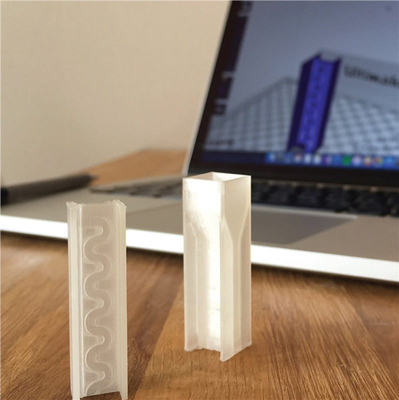 克蘭菲爾德大學的工程光子學中心利用Ultimaker 2+3d列印出微流體裝置，此裝置藉由非常小的通道來移動液體樣品，通過感應器。他們會先列印初版來檢查外觀與能否與零件結合，再逐步增添細節，直到設計完成。
