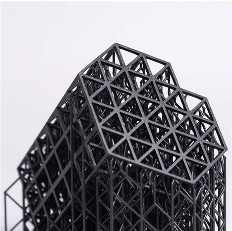 立體光刻（SLA）是使用雷射光逐層固化光敏聚合物樹脂的3D列印方法。本文概述了SLA列印過程，展示使用SLA列印零件的限制和優勢，並討論了最常見的SLA材料。