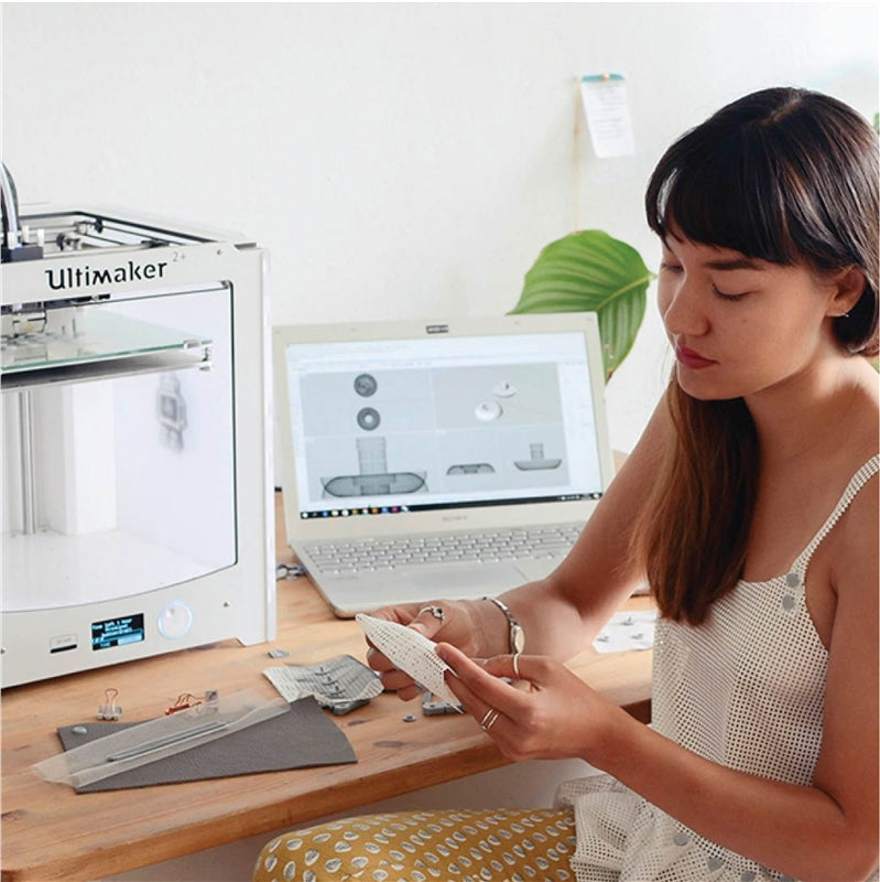 Jessica利用3D列印技術結合時尚產品做出更加個性化的服裝設計，將傳統的紡織品結合3D列印固定配件，如按鈕或圖案，以及完整的3D列印配件混合物。