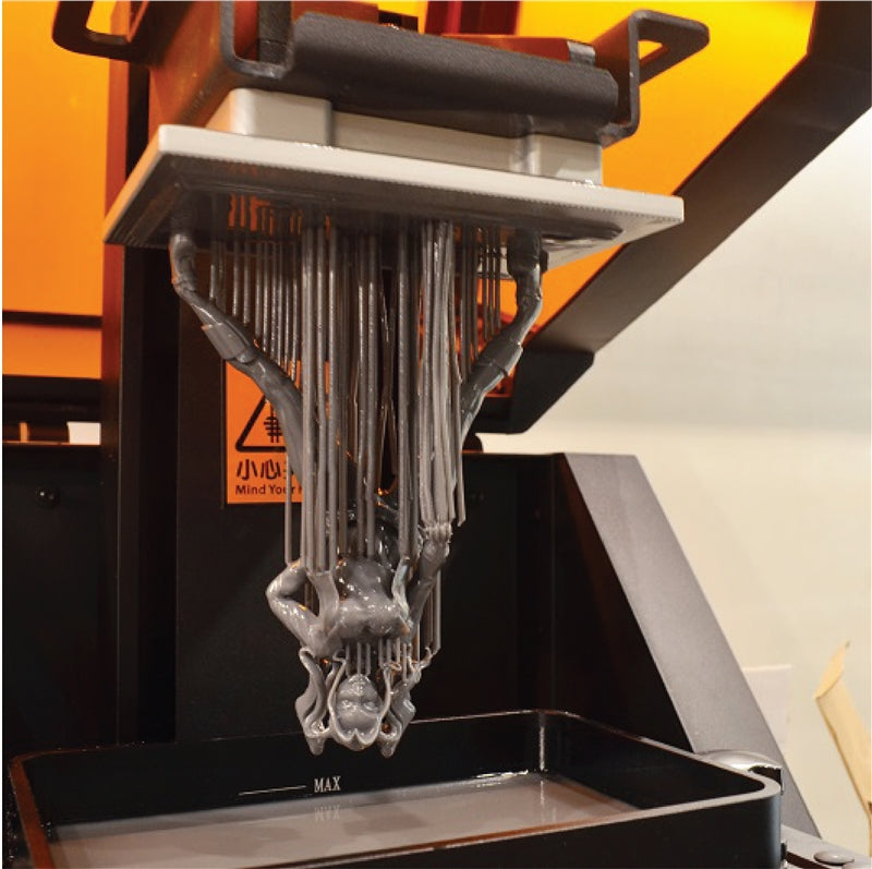 今天我們要使用Flashforge hunter 光固化列印機進行3D列印測試，目前3D列印代工的服務皆使用此台機器，列印品質十分穩定，模型成品表面十分光滑且細節度都表現得出來。