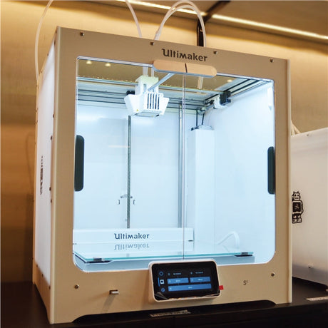 讓我們期待已久的Ultimaker 最新款3D列印機終於來到三帝瑪的辦公室啦!今天要帶大家搶先體驗開箱與測試列印...