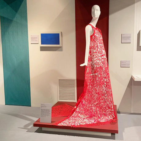 為了推廣和慶祝女性在各行各業的成就，美國3D時尚品牌「Heisel」使用3D列印技術創作了一件有趣的3D時尚單品，對傳統紡織業的成衣技術有了新的突破！