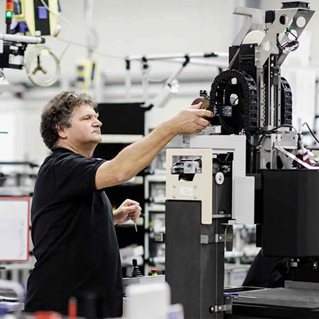 「蔡司鏡片ZEISS」是引領全球的光學製造商，遍布領域從微晶片、半導體、眼科、牙科、到專業顯微鏡頭，追求超高精度、最低誤差，製作過程層層把關，成功祕訣立刻看！