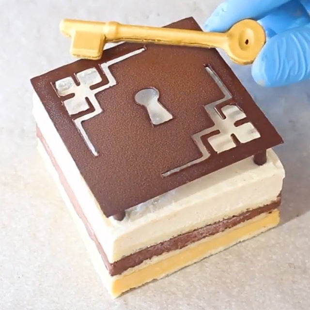 烘培新手也不怕，兩招技術學起來，造型蛋糕秒解鎖！甜點開發都在用，真空成型、雷射加工技術懂越多、力量越大，製作過程馬上看！