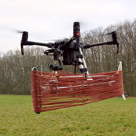 法國農業創新團隊「Agri.Builders」研發經生物學認證的處理法「費洛酮－Pherodrone」，透過3D列印技術結合無人機，在果園擴散激素，不但防止農產品被侵害，也大量減少農藥的消耗、農民的人力負擔，完整過程馬上看！