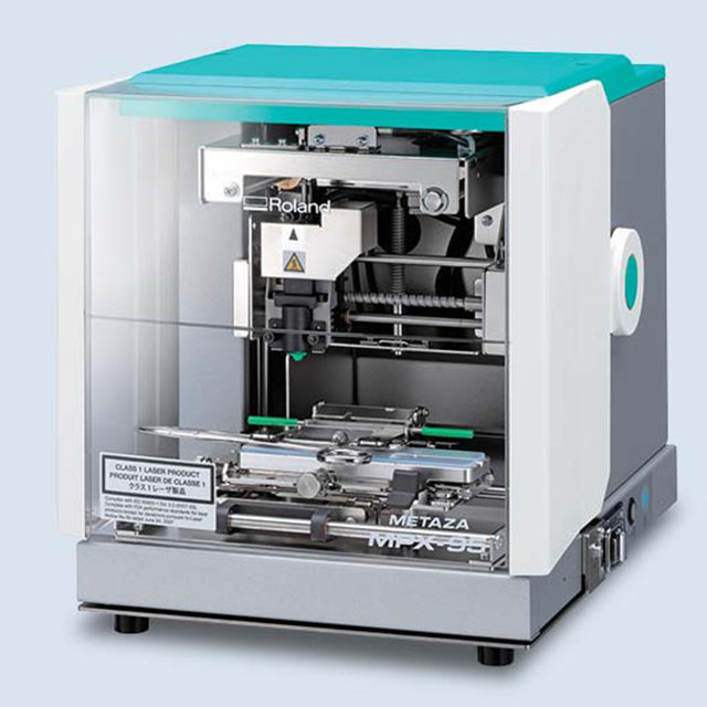 QR-Code也能雕？各種金屬都可以！打標、圖案樣樣來，通過UDI國際認證的桌上型「金屬雕刻機 METAZA MPX-95」，配備鑽石針頭，加工硬度高達200HV，實測過程立刻看！