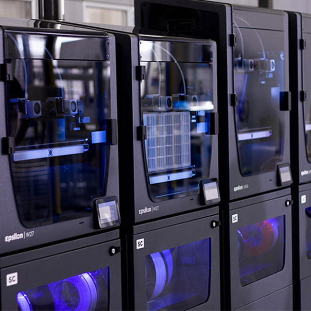 技術團隊「UPC CIM」，使用獨立雙噴頭IDEX的3D列印機，幫助很多中小企業、新創公司製作各種工業零件，從汽車產業、製藥行業設備、鐵路通風零件等，原型設計、工業零件、輔助工具到全面生產線，在兼顧功能、品質的狀況下，成功節省製作成本和交期時間，3D列印工業零件，三個效果馬上看！