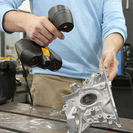 全彩掃描，一手可握！升級三個攝影鏡頭，手持式「Peel系列3D掃描器」有Peel 2 CAD、Peel 2 CAD-S兩款機種，內建有彩色掃描系統，不需安裝其他配件、外掛，就能快速取得高解析原色效果，三大特色一次看！