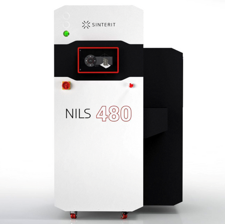波蘭雷射光燒結3D列印機製造商 Sinterit 推出全新型工業雷射光燒結 (NILS) 480 3D列印機，宣布進入工業級3D列印機市場。與 Sinterit 的桌上型3D列印機前輩相比，NILS 480 3D列印機的列印體積和列印速度都得到了升級，滿足用戶批量生產的需求。NILS 480 3D列印機作為Sinterit公司的武器，向傳統工業鐳射光燒結3D列印機發出挑戰。据Sinterit公司稱，NILS 480 3D列印機將協助用戶“在短短40天內回本”！下面我們來看看這台機器究竟有多厲害！