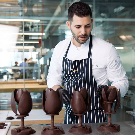 國際甜點師．庫里（Philip Khoury）是倫敦Harrods百貨公司的御用糕點廚師，將創新技術結合在廚房使用，設計各種經典款甜點；庫里決定使用真空成型技術，以「盛開的花朵」為主題，製作大型的「巧克力甜點」，並在初步設計完造型後，進行小量生產。