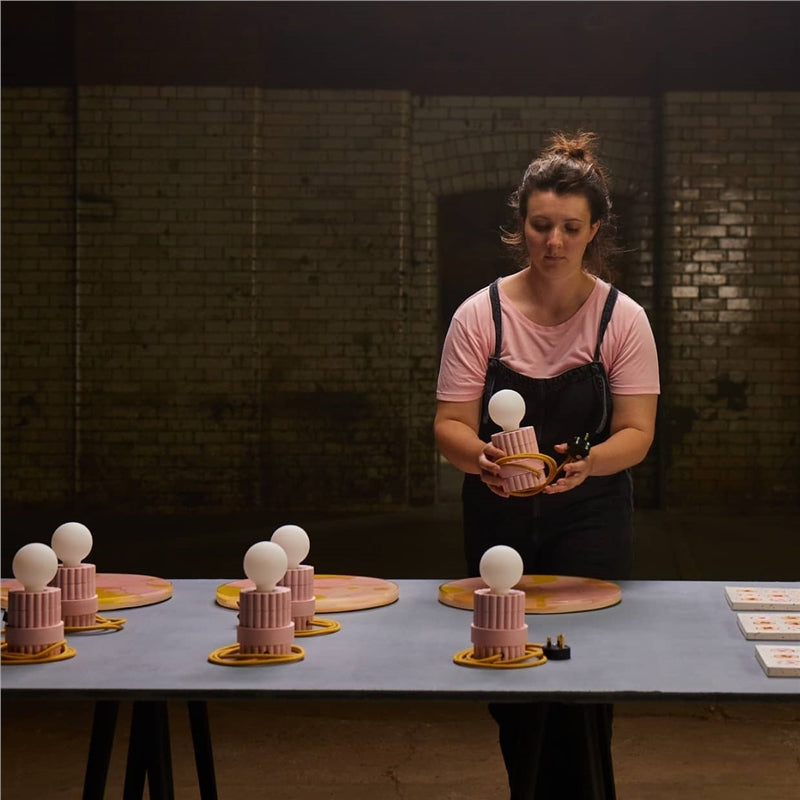 大家有聽說過Fiona Coupe嗎？她是Nona Living 家居用品品牌的設計師，也是Multiplier桌上型壓力成型機的用戶！