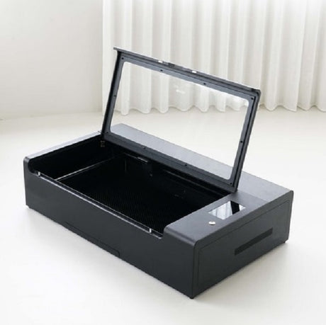 新一代FLUX HEXA 超規格智慧雷射切割機，主打以簡單直覺的使用操作、完善的軟硬體設計，提供更好的售後服務，以解決大量的雷雕與雷切專業需求！在軟硬體上的升級與優化，提供企業和創作者性能優異的數位創作設備，幫助各位專業職人在更有效率的工作環境中，展現絕佳商業成果！就讓HEXA 來告訴你什麼是效率！