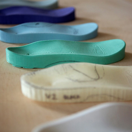 產品開發必經之路：測試、犯錯、修正、測試循環怎麼解？矽膠翻模生產夾腳拖鞋，自成生產線免外包！倫敦工業設計Beta Design這樣做，從無到有馬上看！