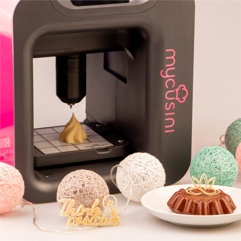 全新Mycusini 2.0巧克力3D列印機，搭配專用的巧克力食材，透過觸控螢幕控制，系統內建一目瞭然的菜單，使用者可客製化各種造型的巧克力，任何形狀、數量由你決定！