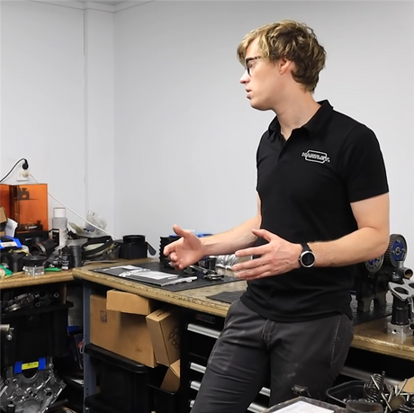 如何在引擎中使用 3D 列印零件？3D列印技術常見應用於樣品打樣、設計開發，而在汽車零件、工廠機械等領域中，賽車是世界上速度最快、技術最先進的運動之一，製作時直接採用3D列印零件上機，能非常快速地讓製程提升到一個新的層次！