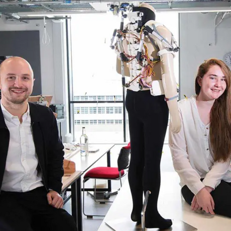 Ultimaker如何幫助肌肉萎縮症患者？來看Matthew博士與當地學生Krystyna的創新作品！該研究在聯合國 COP26 會議上得到認可