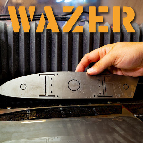 WAZER可以創造高精確度的零件，並成為具備功能部件。是什麼因素與生產精確的零件相關？如何在WAZER的機械發揮極限進行高精度切割？透過瞭解實際水刀切割過程，可以持續地實現精確的零件。範例是著名的克拉克Y型機翼。