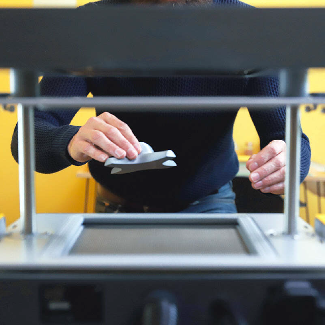 希望在開始之前大家有充分了解真空成型和模具製作的基本設計原則？這次請來數位製造專家阿古斯丁·阿羅約(Agustín Arroyo)來解釋這一切。在開始使用任何設備之前，必須瞭解真空成型的Mayku FormBox的設計原則，與3D列印一樣，在開始設計之前，最好瞭解一些關於3D列印設計邏輯。之後可以輕鬆應用3D列印產品或是包裝電子產品外殼等等。