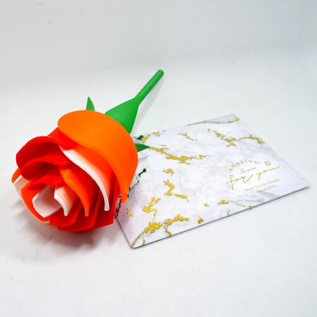 情人節又到來啦！想到要送情人禮物都會想破頭不知道要送什麼！就怕送的禮物不夠特別，又怕無法表達自己的心意。這次不用怕！我們就來自己創造玫瑰花！只屬於自己與情人的專屬回憶。