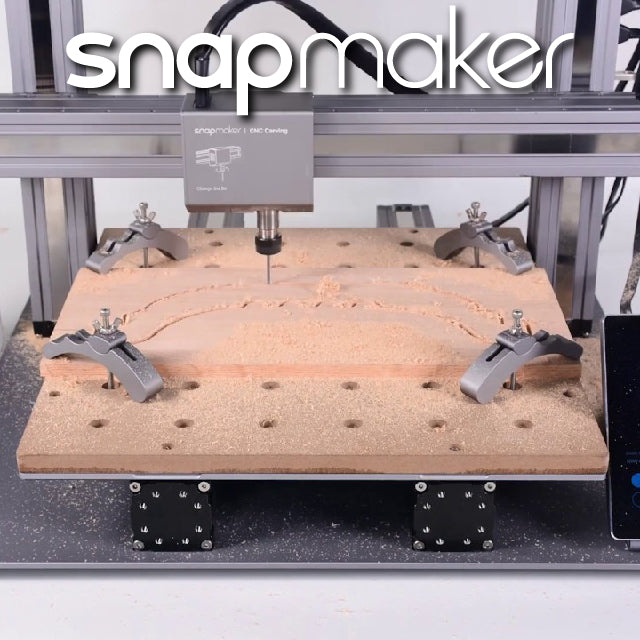 大部分人都知道Snapmaker是高性能3D列印能力，但同時也是一台出色的木工雕刻機。Snapmaker三合一 3D列印機提供CNC木工雕刻功能，讓您實現比手動切割工具更精確的切割，實現精美且複雜的設計。