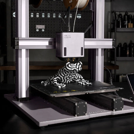 3D列印也稱增材製造，是透過逐漸增層增加材料來創建三維物體的過程，這與傳統製造技術不同。後者是從較大的塊狀物中減去材料，創造出所需的形狀。3D列印自1980年代以來一直都存在，第一台3D列印機於1984年由Chuck Hull發明，他發明瞭一種稱為光固化成型術SLA的工藝，使用UV雷射光去固化樹脂成所需的形狀。此後，3D列印技術不斷發展和完善。