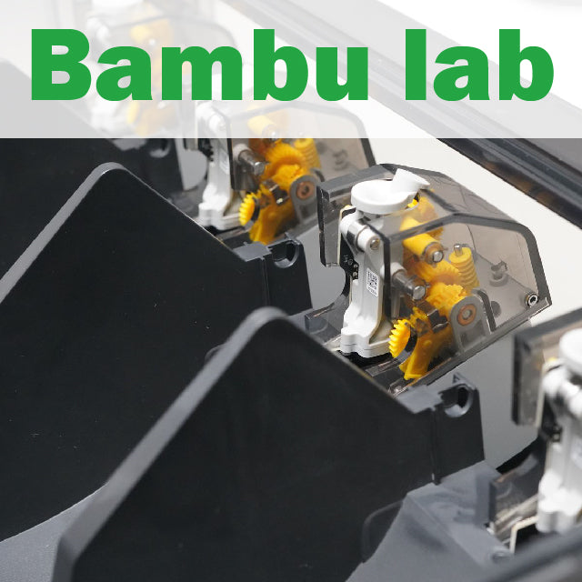 彩色3D列印是Bambu Lab選擇3D列印機作為開發項目的少數合理理由之一。前期Bambu Lab天真而勇敢地認為可以在18個月內擁有一台全彩列印機，讓市面上其列印機都黯然失色。單一材料的列印是無聊的，而且混色列印會非常混亂。在Bambu Lab開始這個項目22個月後，終於有了折中的解決方案，即是自動進料系統（AMS）